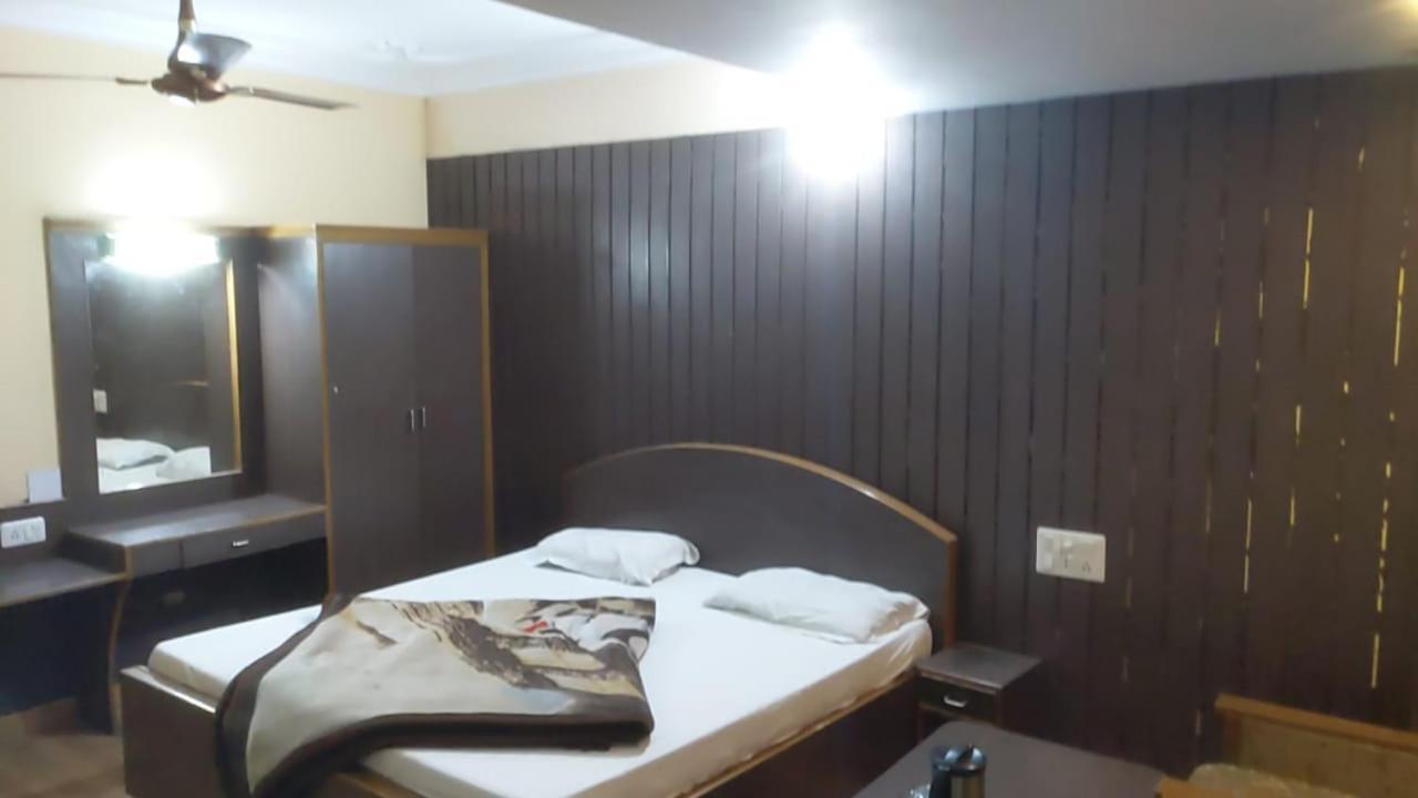 Hotel Raj Deluxe Haridwar Bagian luar foto