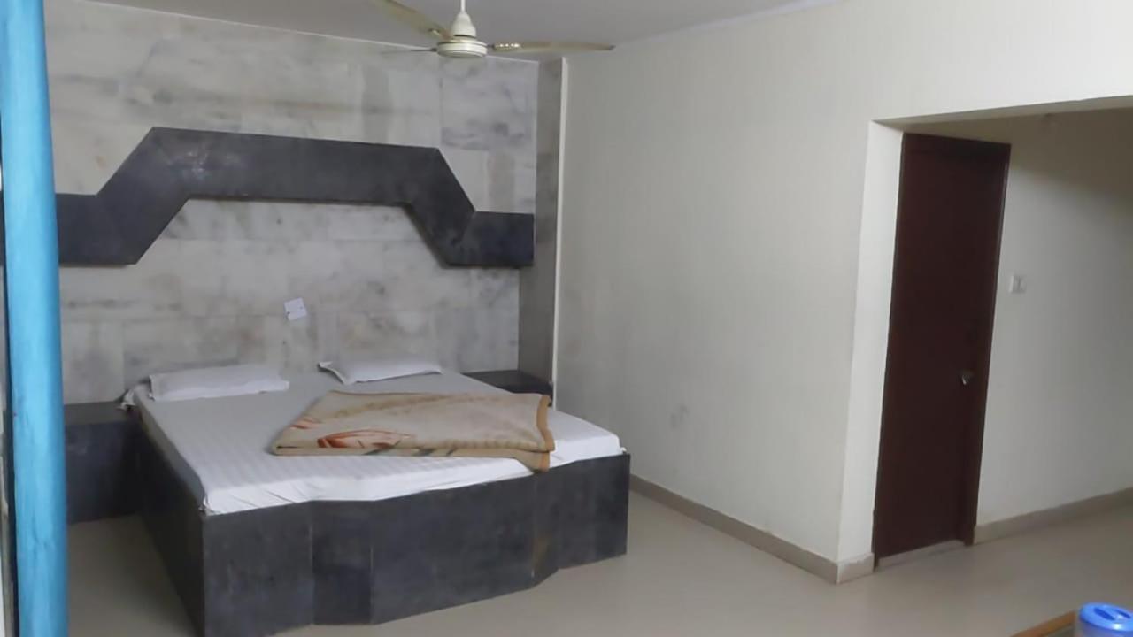 Hotel Raj Deluxe Haridwar Bagian luar foto